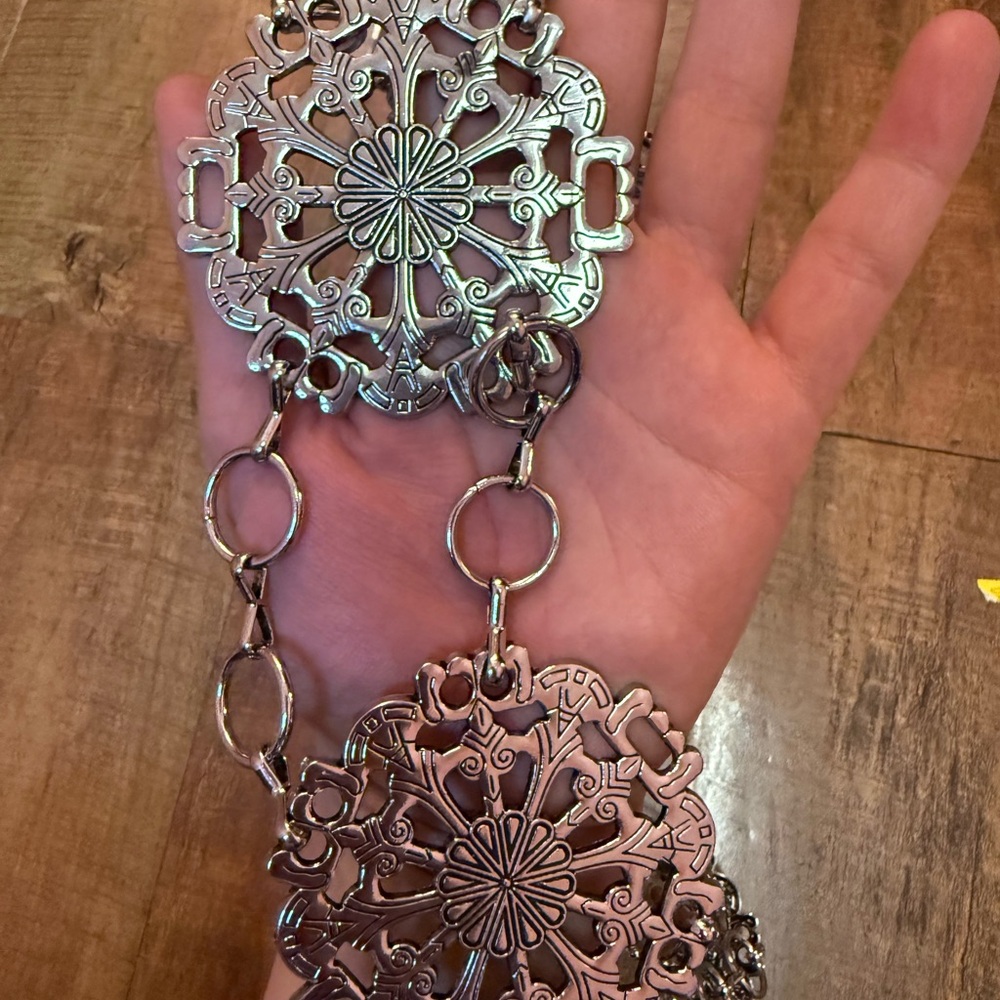 Windsor Silver Snowflake Medallion Chain Belt Western Statement Waist Belt NWT - Picture 6 of 7